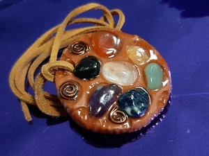 Ciondolo in TERRACOTTA 20 con 7 CHAKRA +Spirali in rame PIETRE NATURALI + CUOIO - Imagen 1 de 3