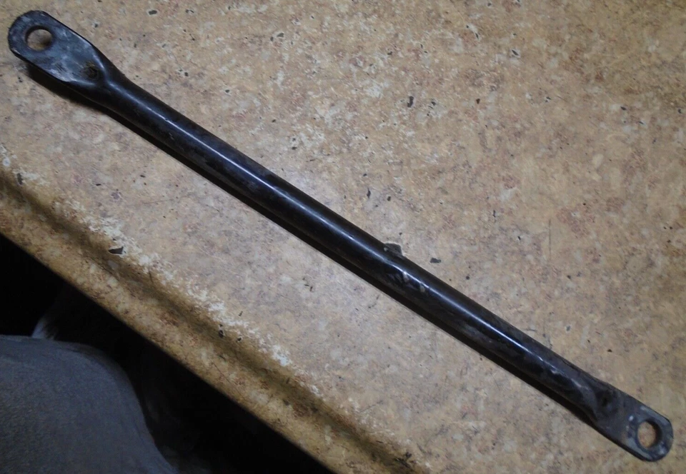 1998 铃木掠夺者 VZ800 VZ 800 后背摆臂扭矩杆杆杆杆臂 98 — 第 1/1 张图片