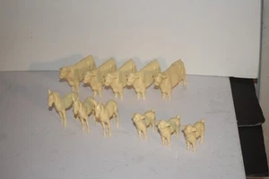 Lotto di 5 mucche Hartland vintage in plastica, 3 cavalli, 3 pecore abbronzate uso con Tonka F4 - Foto 1 di 7