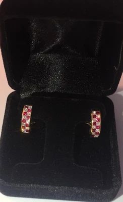 Pendientes Huggie Princesa Diamantes y Rubí Oro Amarillo 18K Peso Total 0,64 quilates Foto 1 de 4