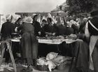 1927 Vintage FRANCE Audierne Marché Extérieur Alimentation Cuisine Femmes Photo ~ HURLIMANN