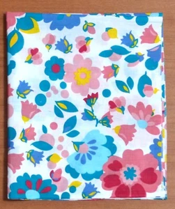NEW RETRO STYLE BLUE PINK GREEN FLORAL POLYCOTTON FABRIC SEWING 22 x 18 " FQ - Picture 1 of 2