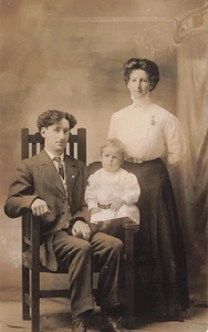 RPPC FAMILY STUDIO PORTRAIT MAN WOMAN TODDLER c1910 BELLINGHAM WA POSTCARD 9825 - Picture 1 of 3