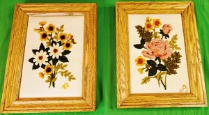 2 Vintage Garn Crewel Stickerei Wandkunst Blumen gerahmt 6,5"x8,5" Rosen und Gänseblümchen - Bild 1 von 11