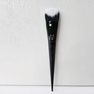 Kat Von D KVD Lock-It Edge Foundation Brush, #10, Brand New! - Picture 1 of 6