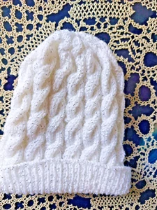 Gorro tejido a mano para niños pequeños blanco con hilo brillante 2/3 años en DK - Imagen 1 de 1