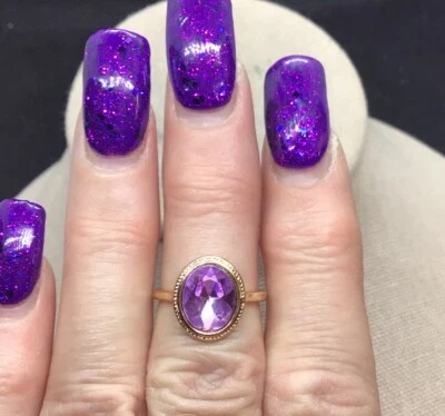 Gold Tone Purple Plastic Stone Fashion Ring Sz 4.75 F332 - Image 1 of 4