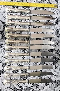😜SET DI 12 COLTELLI VINTAGE INOX ROCOCÒ/BAROCCO PLACCATO ARGENTO "6 5/8" GIOVENTÙ/COLAZIONE - Foto 1 di 9