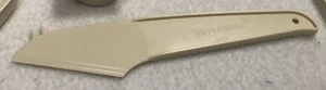 Tupperware Cheese Knife 8" Tan Serving Gadget Kitchen Prep #1223 Off White New - Bild 1 von 1