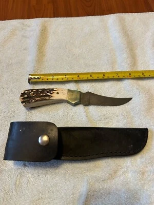 Cuchillo de punto de arrastre Parker-Edwards 8 1/4" con hoja de Damasco y escalas de ciervo Japón  Foto 1 de 3