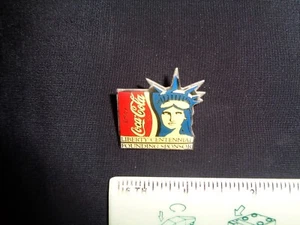 Pin Coca Cola 1986 Estatua de la Libertad Centenario Coca-Cola Pinback Weingeroff 1982 - Imagen 1 de 6