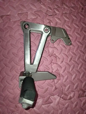 SUZUKI GSF 400 GK75 Bandit LEFT Pillion Peg Hanger 1989-1995 🐷 #3 - Imagem 1 de 4