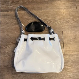 Schultertasche Beijo weiß mit schwarzen Akzenten und Münztasche - Bild 1 von 11