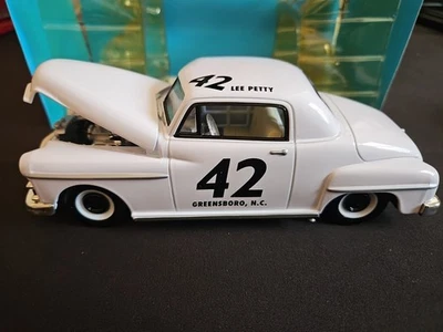 Campeones de carreras Lee Petty 50 aniversario Plymouth Deluxe #42 Foto 1 de 4