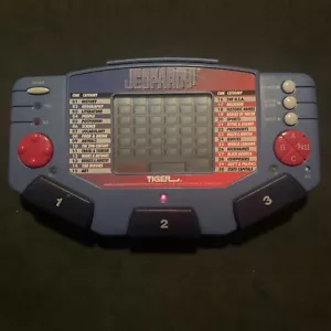 JEOPARDY TIGRE 1997 vintage! Gioco Portatile LCD Elettronico Età 8+ Modello 7-581 - Foto 1 di 4