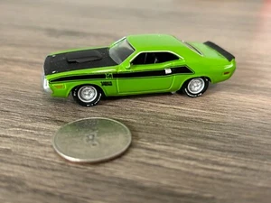 Johnny Lightning Green 1970 Dodge Challenger T/A - Pneumatici in gomma 1:64 - Foto 1 di 9