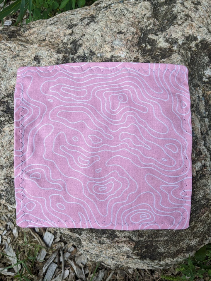 NEDKANTAR Everyday CARRY edc hank,粉色地形带超细纤维背面 8"x8" — 第 1/2 张图片