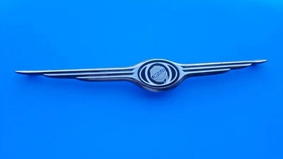 01 02 03 04 CHRYSLER TOWN & COUNTRY PARRILLA DELANTERA EMBLEMA INSIGNIA SÍMBOLO FABRICANTE DE EQUIPOS ORIGINALES A27 Foto 1 de 4