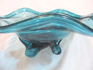 Cuenco vintage artesanal con patas de vidrio estilo Murano azul verdoso borde con volantes - Imagen 1 de 8