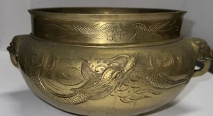 Antiguo jardinero/tazón/urna de latón dragón en relieve con asas de cabeza de dragón - Imagen 1 de 20