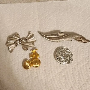 CORO, B.S.K, GERRYS, Signed Lot Of 4 Brooches Leaf Bow Cherries *VERY NICE* - Picture 1 of 13
