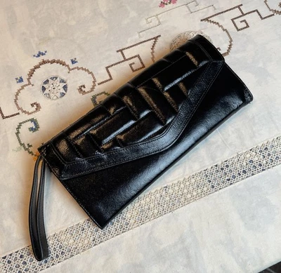 Bolso de mano Hobo International acolchado con sobre de cuero negro Foto 1 de 4