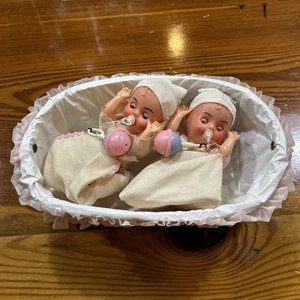 Zelluloid Miniatur Zwillingsbabys Puppe Spielzeug 50er Jahre und Krippe Vintage - Bild 1 von 9