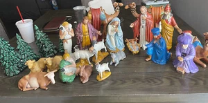 Christmas Decor - Vintage Hand painted Nativity Set of 23 pieces - Foto 1 di 13