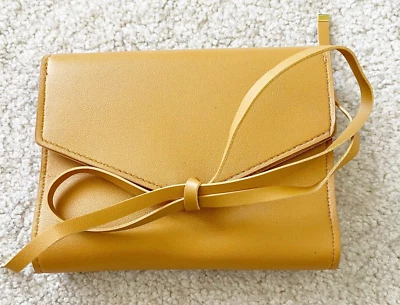 Bolso sin asas dorado organizador tecnológico rollo viaje miel cuero vegano Katherine Carmel Foto 1 de 4