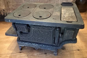 Antigua corona de hierro fundido vendedor muestra estufa de cocina juguete funcionando - Imagen 1 de 9