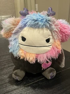 Squishmallows 8" FRUMPY the Bigfoot San Valentín 2025 Negro Con Corazón Rosa - Imagen 1 de 12