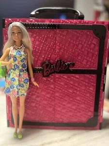 2011 Barbie Closet / Wardrobe Pink & Black Doll Storage Carry Case With One Doll - Picture 1 of 10