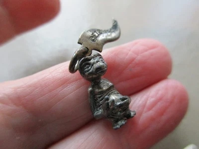 ANTIGUO COLGANTE VINTAGE DE PLATA OSCURA TONO UNIVERSAL STUDIOS US ET PELÍCULA PASEO ENCANTO Foto 1 de 4