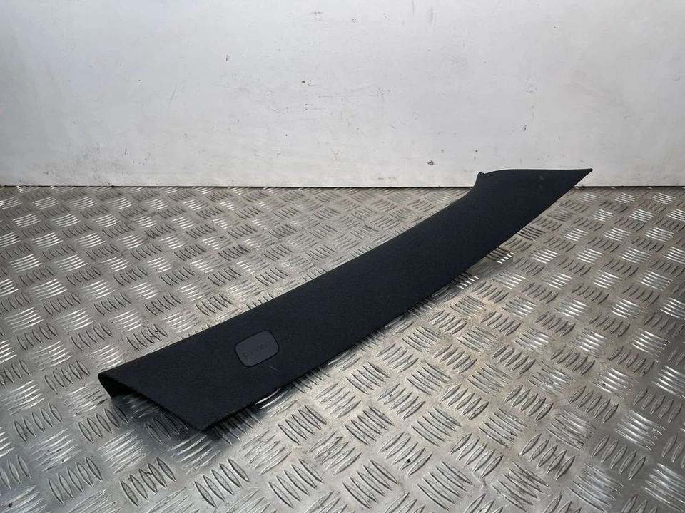 Embellecedor pilar A derecho mercedes-benz a45 amg 2017 a1766901800 liq12539 Foto 1 de 4