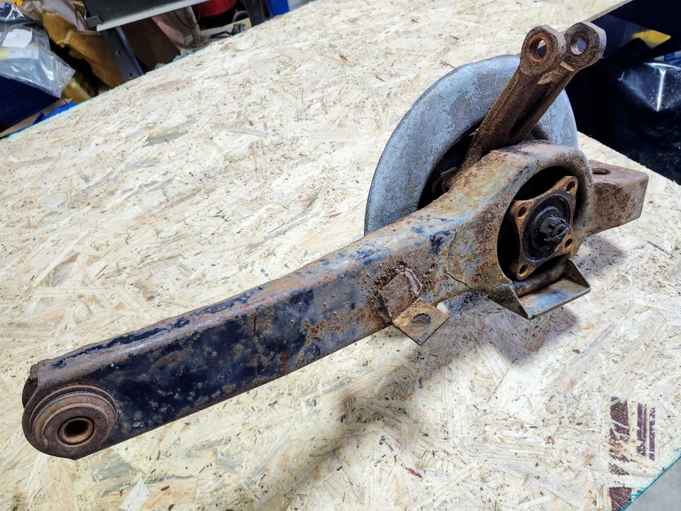 Suspensão traseira esquerda conjunto de braço traseiro motorista lateral USADO 75-82 C3 Corvette - Imagem 1 de 4