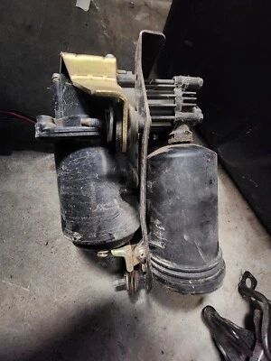 Compresor de suspensión neumática Lincoln Town Car Arnott 2003 04 05 06 07 08 09 10 2011 Foto 1 de 2