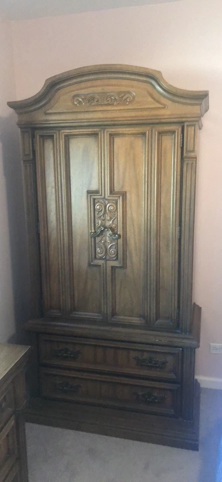 Thomasville bedroom furniture  - Image 1 of 4