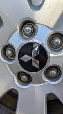 TAPA CENTRAL DE RUEDA NEGRA ORIGINAL MITSUBISHI OEM PARA OUTLANDER SPORT Foto 1 de 3