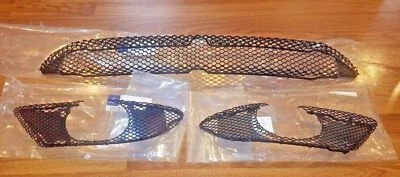 Juego de 3 empuñaduras de malla AMG inferiores para parachoques delantero para Mercedes W203 modelos C NUEVO Foto 1 de 4