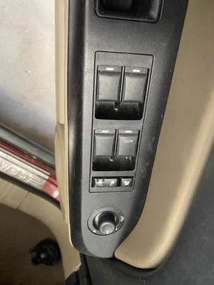 Interruptor de puerta delantera del conductor estilo clásico para conductores 11-17 COMPASS 1760155 Foto 1 de 4