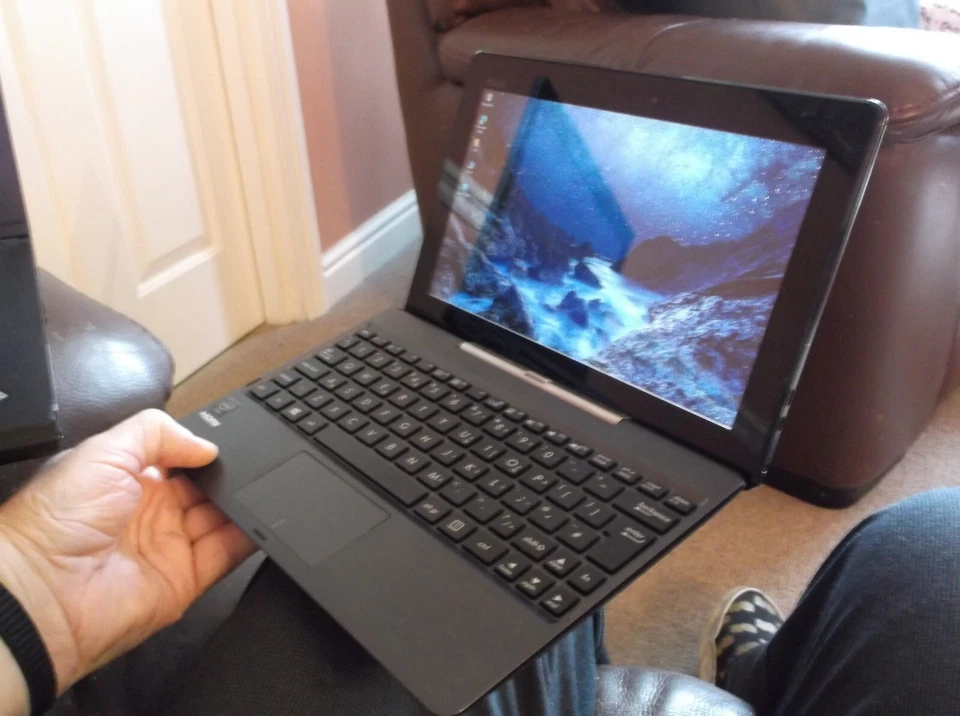 ASUS Transformer Book T100TAF 10.1" 32GB, Intel Atom Quad-Core - Windows 10 - Image 1 of 4