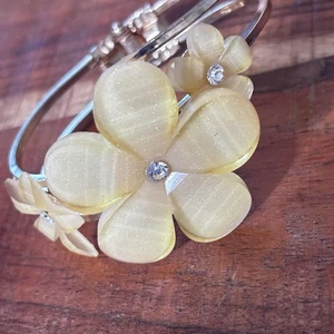 Vintage Lucite Rhinestone Yellow Flower Clamper Bracelet 1980s Costume Jewelry - Picture 1 of 6
