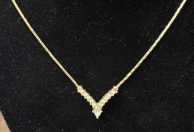 Colar de cristal Christian Dior CD assinado vintage década de 1970 ouro em forma de V - Imagem 1 de 4