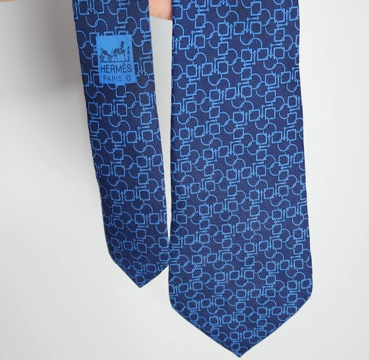 Corbata de seda vintage Hermès - azul oscuro con estampado geométrico | Hecho... - Imagen 1 de 4