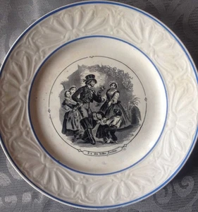 Undurchsichtiger sprechender Teller von Sarreguemines mit dem Titel "Er hat Bastienstiefel" - Bild 1 von 3