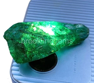 Piedra preciosa de Brasil teñida natural verde esmeralda opaca áspera 104,35 quilates certificada 5ARA - Imagen 1 de 4