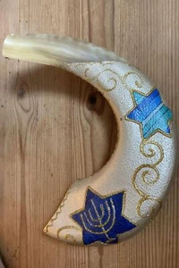 Hand Painted Anointing Oil Ram Horn Shofar Menorah and star of David holiday art - Photo 1 sur 6