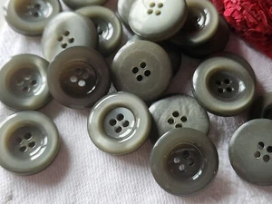 Lot 19 boutons vintage gris lumineux à trous 1,8 cm ref 2377 - Picture 1 of 3