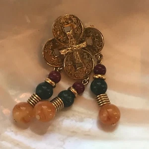 Monedas de metal asiáticas de imitación tono dorado Estate con pasador colgante de cuentas rojas, verdes y amarillas  - Imagen 1 de 5