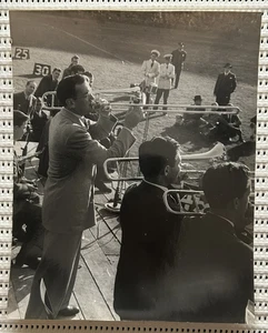 Foto de colección de la banda de Glenn Miller de 9,5" X 7,5" en ubicación de campo deportivo sin revelar - Imagen 1 de 2